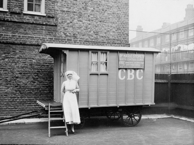 L0013861 Birth control clinic in caravan, with nurse.
